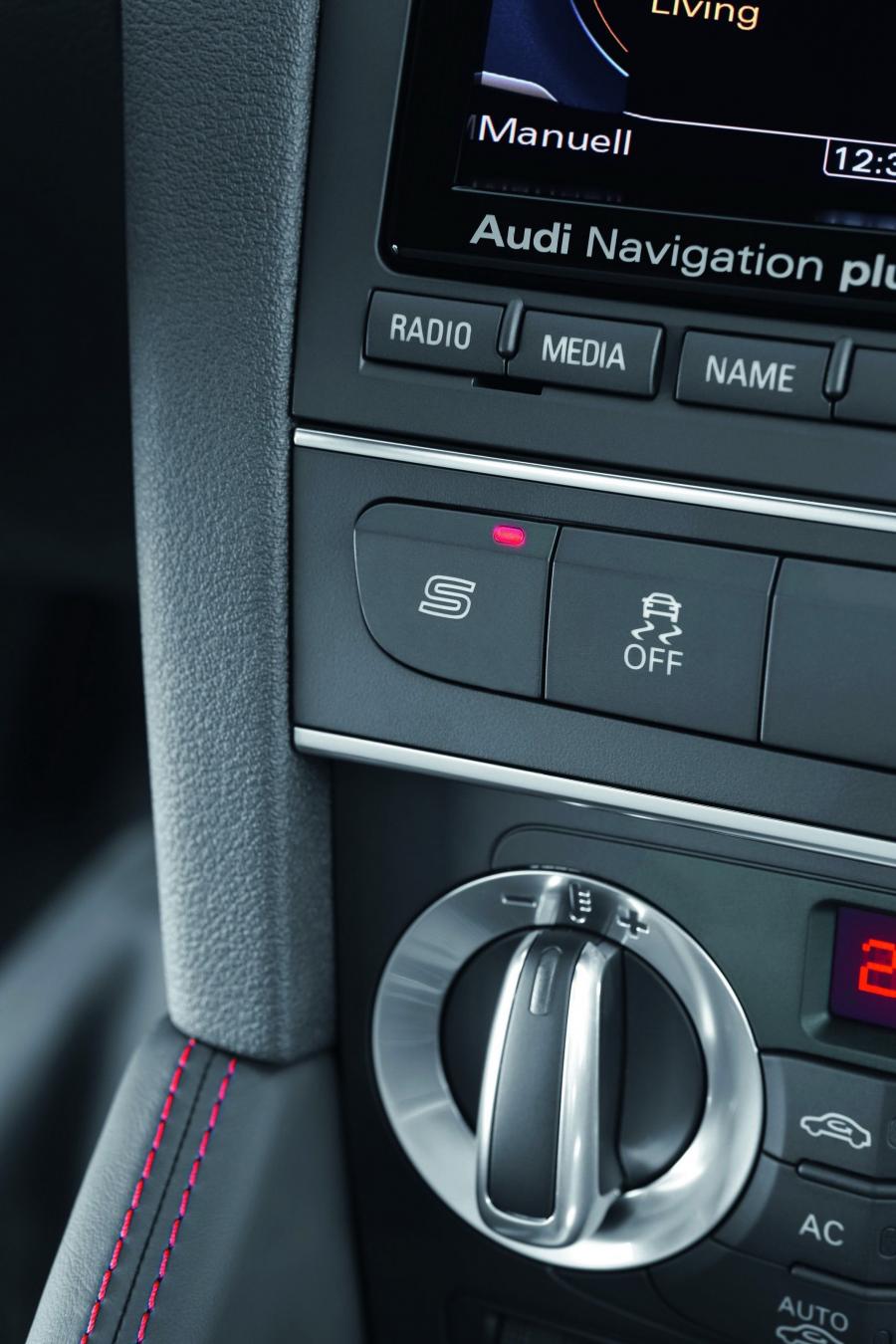 Детали интерьера Audi RS3 Sportback (8PA) 2011 года  (WW) (фото 12 из 45)